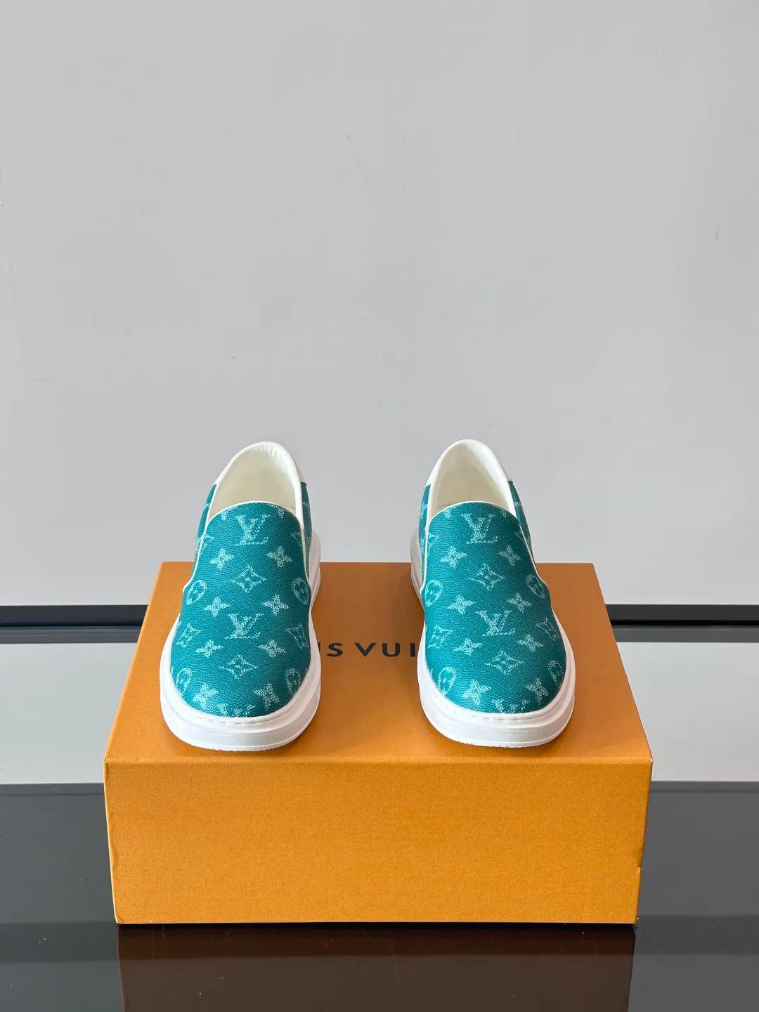 Men's shoes 💰p360 "LOUIS VUITTO＊" Classic presbyopic slip-on loafers are made of classic Damier Gra men's shoes 💰phite canvas, with LV logo embellishment on the shoe body, leather straps decorated with LV metal logo buckles, smooth calf leather trim, and Monogram flower rubber outsole, full of youthful vitality and elegance. Blake craftsmanship and hand-stitched uppers cleverly establish recognition, and the standard sheepskin lining provides a comfortable and soft foot feel! Size: 38-44